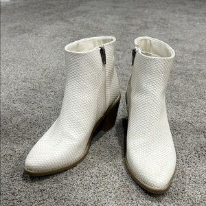 Universal Thread White Textured Ankle Boots
